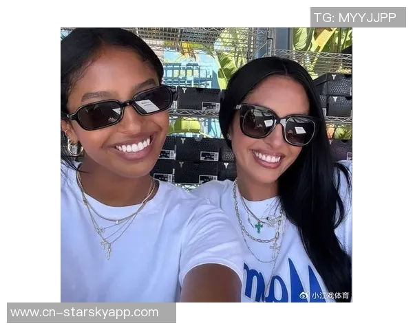 瓦妮莎全家万圣节装扮亮相加索尔陪科比家人共度温馨节日