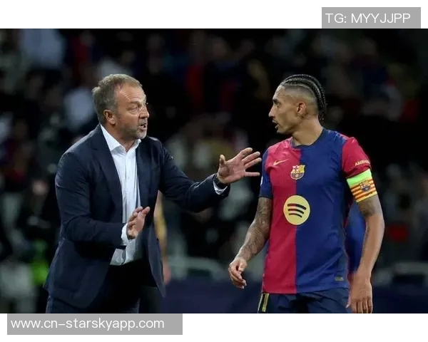 拉菲尼亚赛后感动跪地与弗里克深情相拥庆祝夺冠荣耀